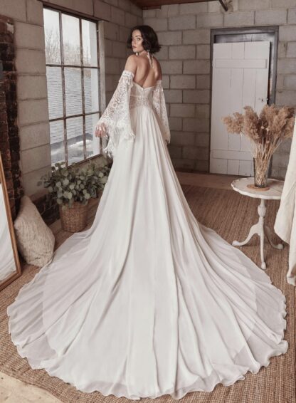 VL21260-1 Vestido largo con cauda vaporoso de novia con encaje y mangas