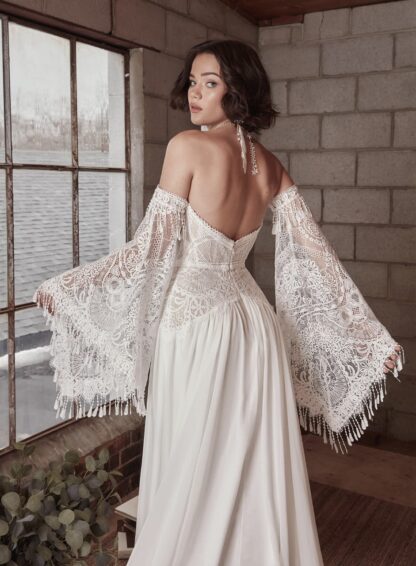 VL21260-2 Vestido largo con cauda vaporoso de novia con encaje y mangas