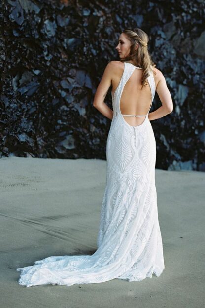 VL116-1 Vestido largo novia con cauda bordado sin espalda
