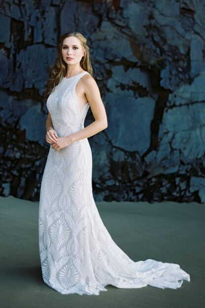 VL116 Vestido largo novia con cauda bordado sin espalda