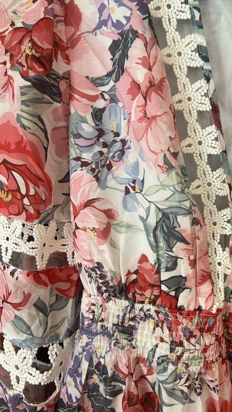 VC773-2 Vestido corto manga larga con detalles bordado estampado flores