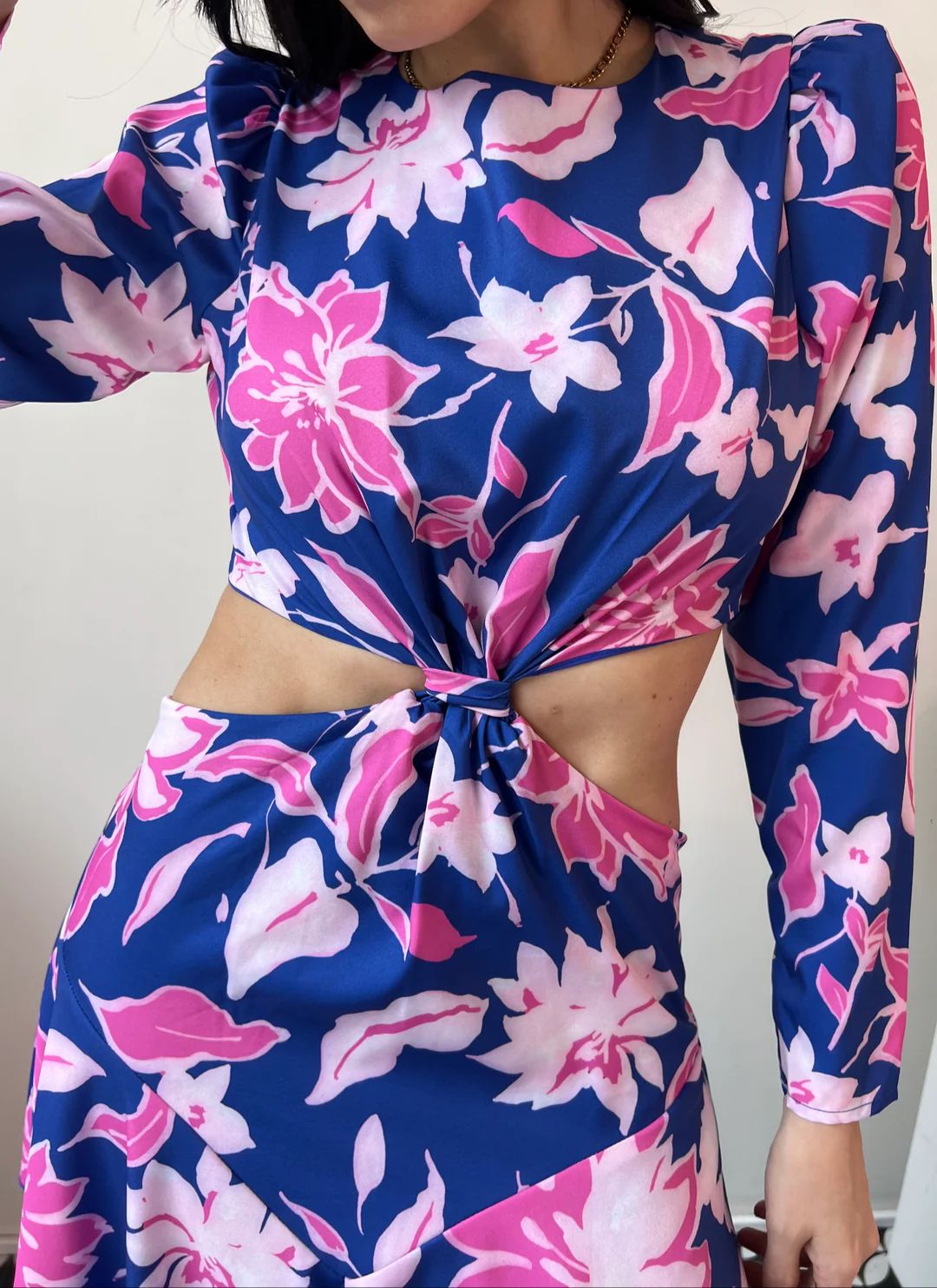 Manga larga cintura cut out falda con olanes print flores | DOCE38
