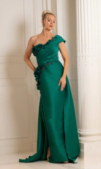 Un hombro con aplicaciones de flores