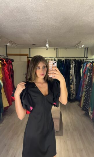 Vestido con escarolas en hombro