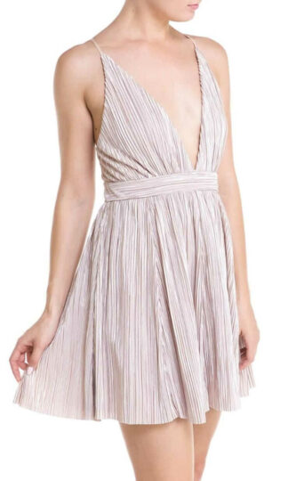 Vestido corto metálico escote en pecho tirantes cruzados