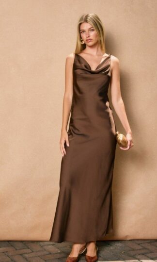 Satin liso pecho columpio sin espalda con tirantes cruzados