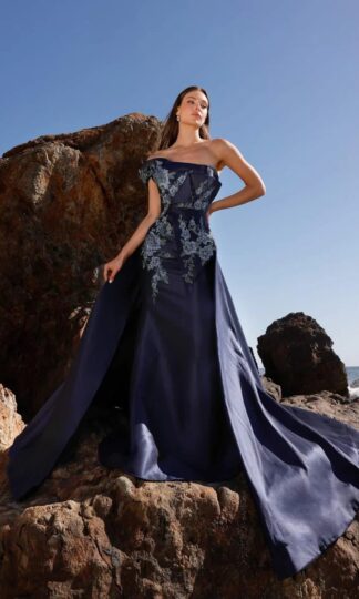 Un hombro bordado con cauda