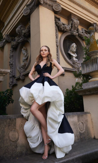 Vestido bicolor con escote corazón y falda voluminosa