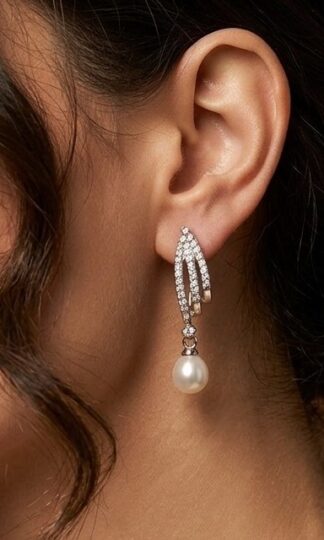 ARETE CON 3 FILAS DE GRISTALES Y PERLA